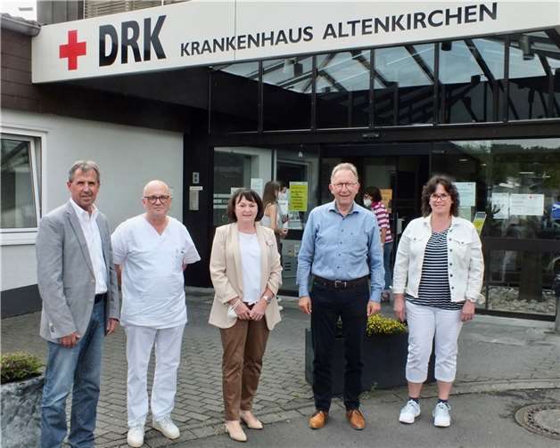 Im Gespräch über Krankenhausprobleme: Kaufmännischer Klinikdirektor Jürgen Ecker, Ärztlicher Direktor Dr. med. Frank Hostmann, Kommissarische Pflegedirektorin Marion Strüder, CDU-Gesundheitsexperte Erwin Rüddel und stellvertretende Betriebsratsvorsitzende Anke Wengenroth.  Foto: Reinhard Vanderfuhr/Büro Rüddel)