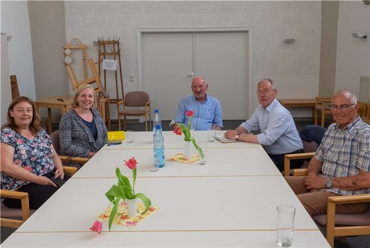 Im Gespräch v.li. Gemeindehelferin Frau Kröber-Rademacher, Pfarrerin Frau Brilmayer, aus dem Vorstand BI Claus Mölich, Jürgen Potratz und Helmut Herrmann. Foto: Hermann Schaefer