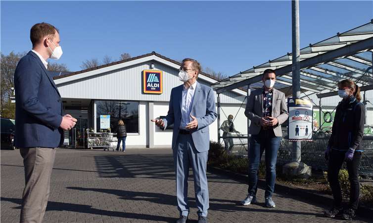Im Gespräch vor Ort (v.l.): Hans Horres, Aldi SE & Co. KG, Bürgermeister Andreas Geron, Büroleiter Christian Weidenbach und die Leiterin der Aldi-Filiale in Sinzig, Andrea Höfer.Foto: Stadt Sinzig