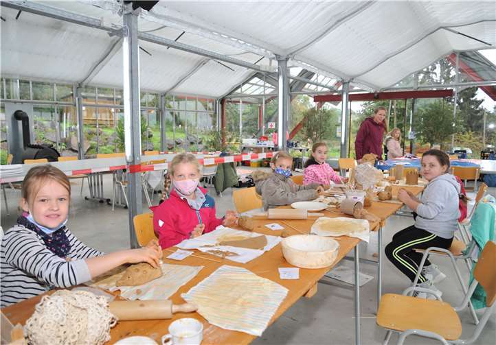 Im Gewächshaus auf der Permakultur stand auch Töpfern auf dem Programm. Foto: Stadt Andernach/Maurer