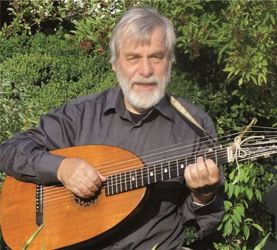 Im Gewölbe des Sinziger Zehnthofs präsentiert Tom Kannmacher sein neues Konzertprogramm.privat