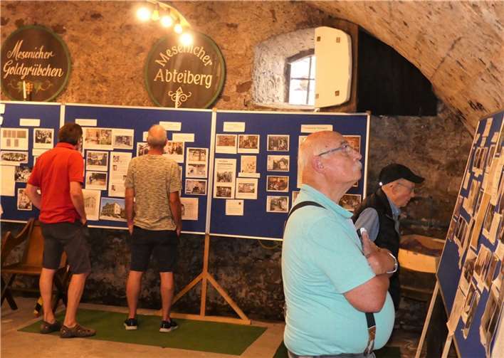 Im Gewölbekeller des Brauweiler Hofs gab es eine interessante Foto- und Dokumentenausstellung über das historische Gebäude.