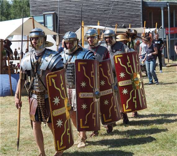 Im Gleichschritt ging es über das Areal am Mayener Grubenfeld.