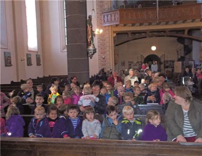 Im Gottesdienst anlässlich des Erntedankfestes wurden viele Lieder gesungen und Gott gedankt für die reiche Ernte und seinen Schutz.