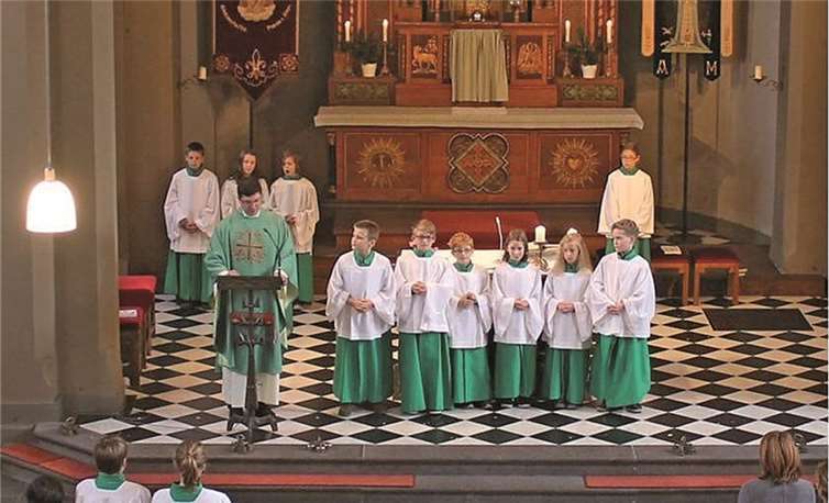 Im Gottesdienst dankte Pater Marek den Messdienern, da sie eine wichtige Aufgabe erfüllen.