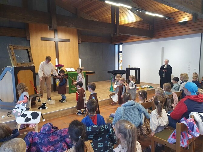 Im Gottesdienst führten einige Kinder ein Rollenspiel zum Thema „Erntedank mit Noah“ auf. Foto: privat