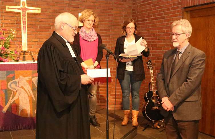 Im Gottesdienst verabschiedete Pfarrer Mathias Mölleken Johann Hanselmann und dankte diesem für treue Dienste.Foto: StF