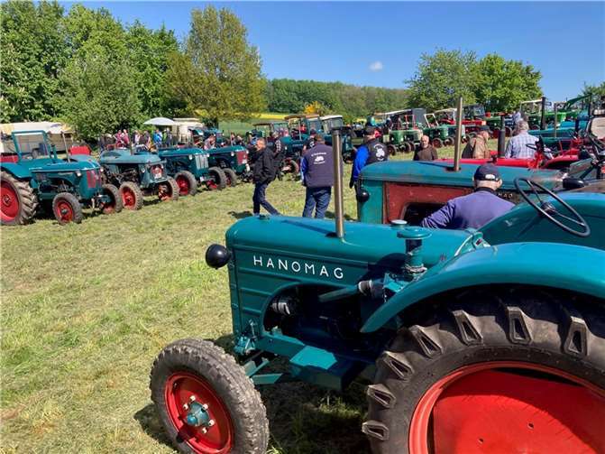 Traditionelles Stelldichein historischer Fahrzeuge Im Grüngürtel des Eifelortes hatte man die Möglichkeit die betagten Traktoren und weitere Oldtimer zu bestaunen.