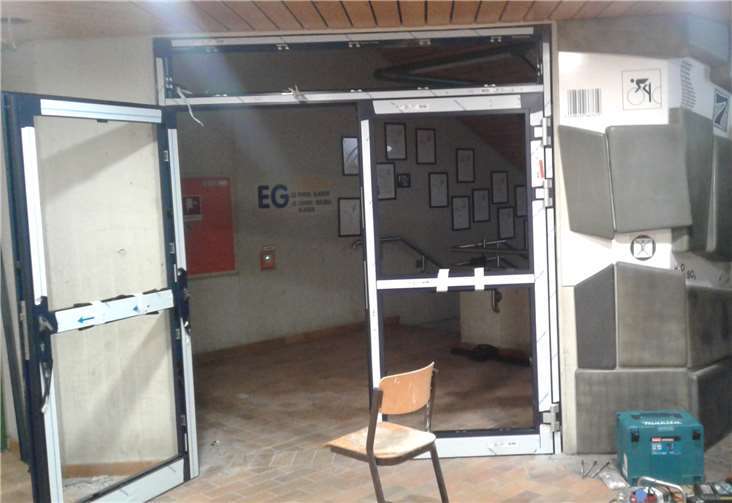 Im Gymnasium werden Brandschutztüren eingebaut.Fotos: privat