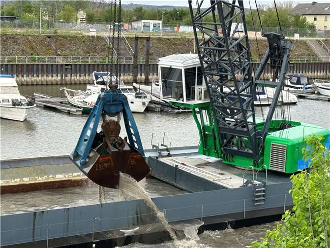 Im Hafen werden Sedimente beseitigt.  Foto: Manfred Neitzert