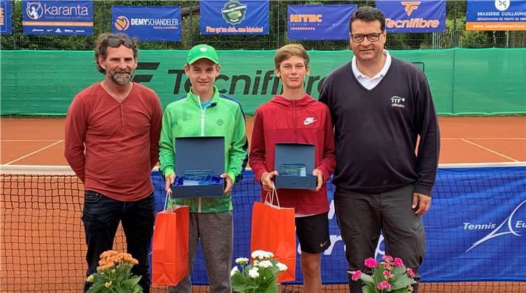Im Halbfinale beim Tennis-Europe-Turnier in Dänemark hatte Flynn Baumert (Zweiter von links) noch Schwierigkeiten gehabt, den Franzosen Clement Bergantz (Zweiter von rechts) zu schlagen. Im Luxemburger Finale gelang dem HTC-Spieler nun ein glatter &:0-6:0-Sieg. Fotos: privat