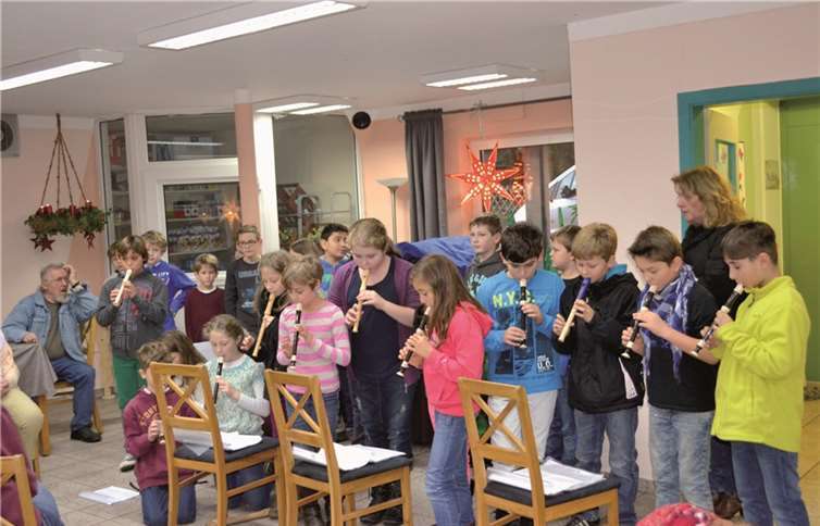 Im Haus Bachtal spielten die Grundschüler der 4b zum Advent. privat