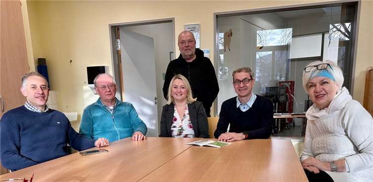 Im Haus der Begegnung beim Verein Ökumenische Flüchtlingshilfe Rhein-Ahr e.V. in Bad Neuenahr-Ahrweiler vlnr: Imad Mardo, Werner Rex, Verena Örenbas, Dr. Olvier Diehl, Claudia Schmitz, stehend Hans-Joachim Dedenbach.  Foto: Claudia Schmitz