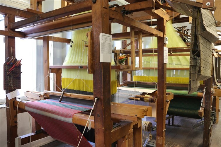 Im Haus der Seidenkultur mit seinem im Originalzustand erhaltenen Jacquard-Websaal kann man eintauchen in die Textilgeschichte Krefelds und die Paramentenweberei.