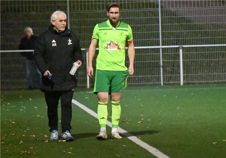 Im Heimspiel gegen den TuS Montabaur, das auf dem Kunstrasenplatz in Kottenheim ausgetragen wurde, hatte sich André Marx (rechts) schon in der ersten Halbzeit verletzt, hielt aber bis zur 60. Minute durch. In Gillenfeld wurde er an allen Ecken und Enden vermisst. Torwarttrainer Arno Rothbrust scheint schon kein gutes Gefühl zu haben.  Foto: SK