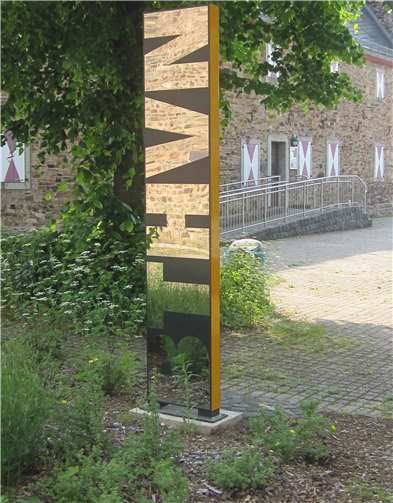 Im Herbst 2019 hat die Bonner Beethoven-Jubiläumsgesellschaft auf dem Zehnthofplatz vor der alten Pfarrkirche in Odendorf eine Beethoven-Stele installiert.Fotos: Scholz