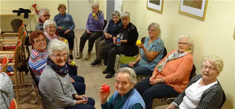 Im Herbst 2019 war „die Welt noch in Ordnung“. Auf dem Foto sind die Ochtendunger Seniorinnen bei einem Bewegungsspiel zu sehen.