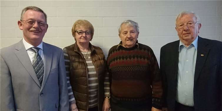 Im Herbst des letzten Jahres wurden im Rahmen einer Feierstunde in Hardert Ulrike Haas für 50 Jahre, Emil Packmohr für 60 Jahre und Richard Henn für 65 Jahre aktives Singen im Chor durch Vorstandsmitglieder des Kreischorverbandes Neuwied geehrt.privat