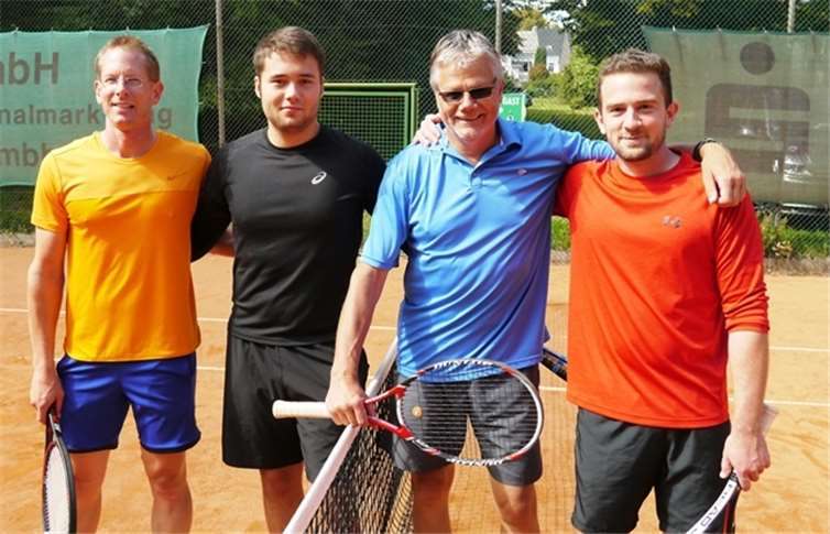 Im Herren-Doppel waren Florian Kluth/Lennart Neitzert (li)gegen Werner Müller/Andrê Seliger erfolgreich. Fotos: privat