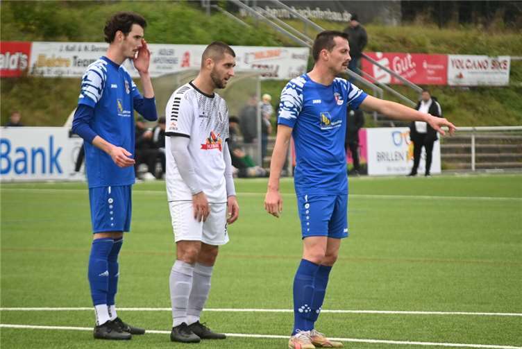 Im Hinspiel gegen die SG Maifeld-Elztal trat Meris Ramic (Mitte) kaum in Erscheinung. Auf dem Rasenplatz in Gering erwischte der Stürmer des SV Eintracht Mendig nun einen Sahnetag.  Foto: SK