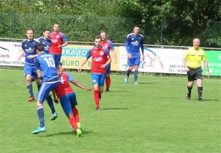 Im Hinspiel gewann die SG Bremm (blaue Trikots) gegen die Spvgg Cochem (rote Trikots) nach einer kampfbetonten Partie mit 1:0.LS