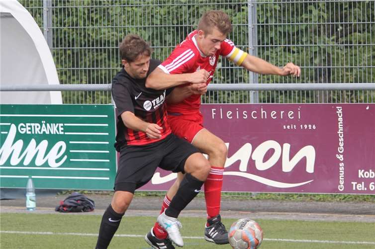 Im Hinspiel machte der FC Urbar (schwarzes Trikot) der Reserve des TuS Immendorf das Leben schwer. Das 1:1 war bisher der einzige Punktverlust des TuS Immendorf auf eigenem Platz.TH