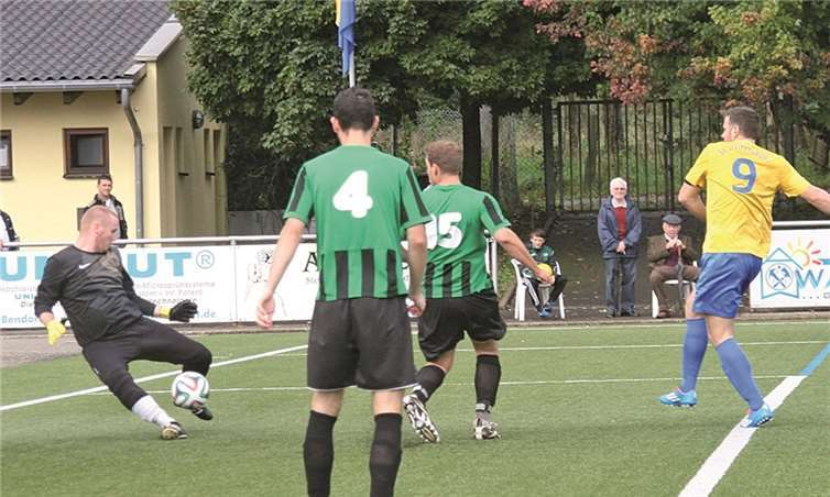 Im Hinspiel schaffte es der Weitersburger Rene Kyrut (Nummer neun) nicht, Stefan Hinz im Bendorfer Kasten zu überwinden. Im Bendorfer Rheinstadion will es der beste Weitersburger Angreifer gegen seine ehemaligen Teamkollegen besser machen.TH