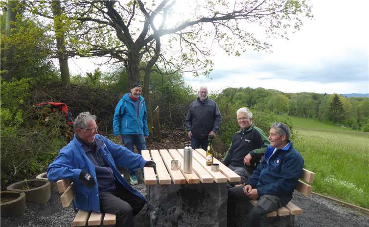 Im Hintergrund Helmut Rosenbaum und Dieter Reuter Vorsitzender und Geschäftsführer Brohler Kulturverein „Aalschokker Katharina“ sowie die engagierten Keller Bürger Gerhard Bläser, Reinhard Hauter, und Karl „Harry“ Schneider.Fotos: privat