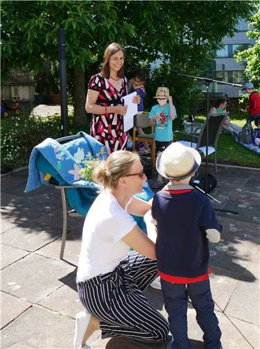 Im Hintergrund Inge Rocco.