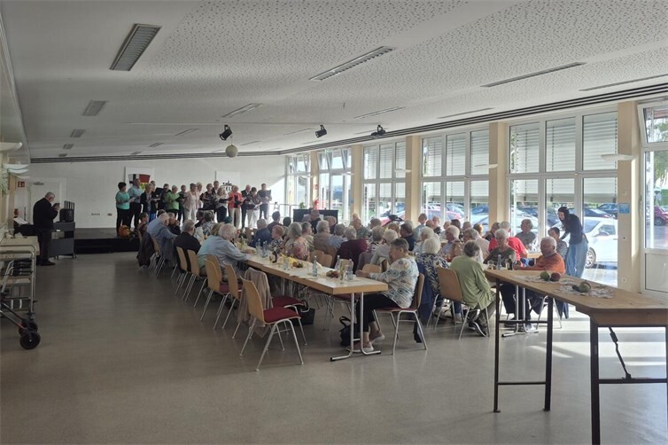 Im Hintergrund auf der Bühne der gemischte Chor des MGV Edelweiß Kell.