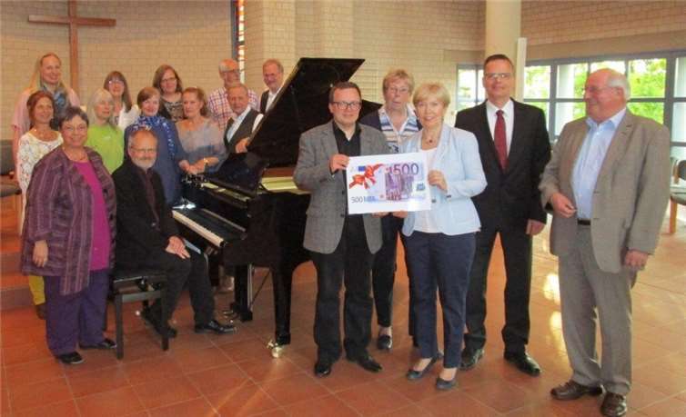 Im Hintergrund der Gospelchor und v.l. Gudrun Mieth-Leichsenring (PR und Fundraising), Kantor Martin Kahle am Flügel – rechts halten Pfarrer Radomir Nosek und Rosemarie Brauckmann (Vizepräsidentin) den 500 Euro-Schein, dahinter Heike Großgebauer (Schatzmeister), Andreas Wollowski (Presbyter und Vorsitzender Musikausschuss) und rechts Christian Ullmann (Vorsitzender Lions Förderverein Meckenheim-Wachtberg e.V.)privat