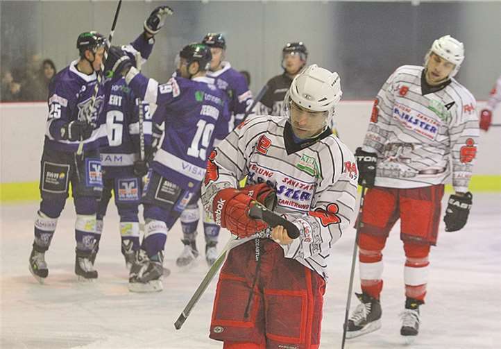 Im Hintergrund eine jubelnde EHC Neuwied Mannschaft. privat