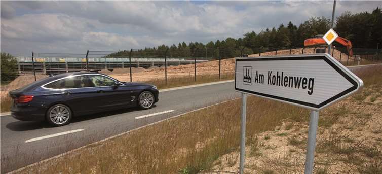 Im Hintergrund erweitert der große Reifenhändler seine Halle.-WT-