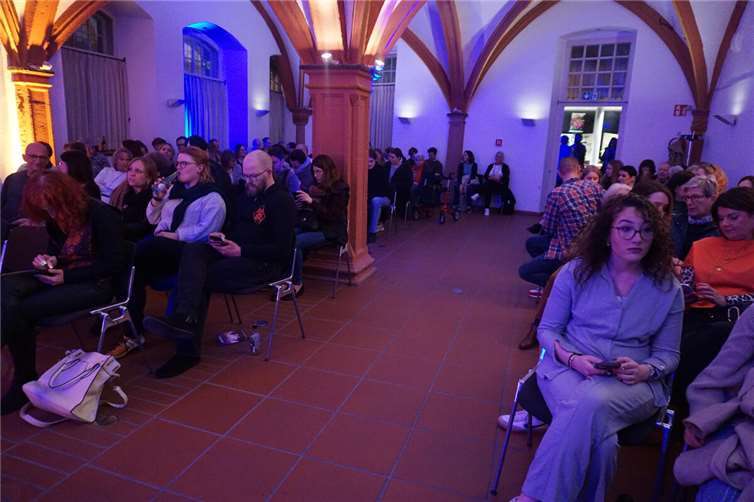 Im Historischen Rathaus fanden etwa 100 Menschen Platz. Fotos: Annika Hill