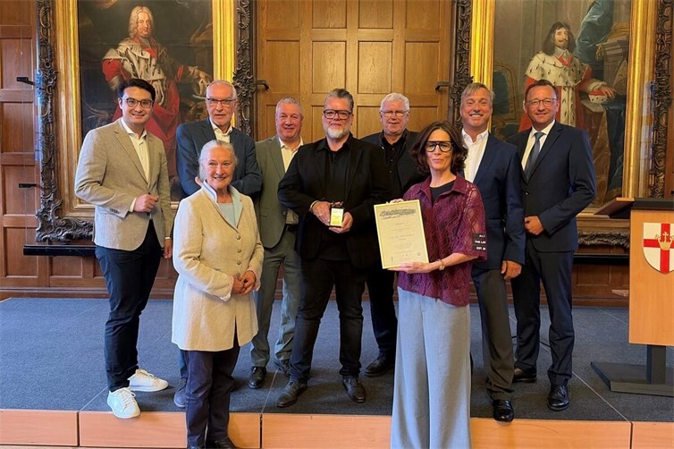 Im Historischen Rathaussaal: Preisträger Jens Joachim Ternes (Mitte) mit der Auszeichnung des Koblenzer Bürgervereins. Mit ihm freuen sich MdL Philip Rünz, Bert Flöck, Fraktionsvorsitzender Stephan Otto, August Hollmann, Dr. Markus Artz, Vorsitzender des Bürgervereins, MdB Josef Oster (v.l.n.r.) sowie Frau Monika Sauer (vorne links).