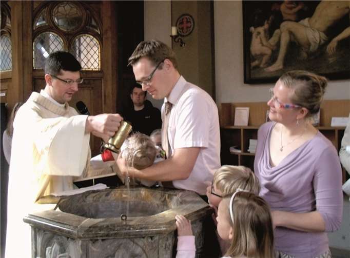 Im Hochamt wurde Victoria Vivienne mit der Taufe in die Gemeinschaft Christi aufgenommen.