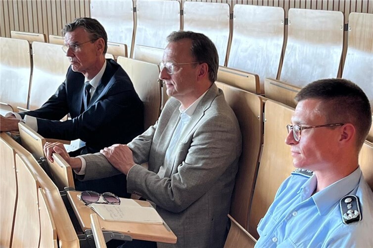 Im Hörsaal auf dem Medizincampus am BWZK nahm Josef Oster gemeinsam mit dem Wissenschaftlichen Vorstand der Universitätsmedizin Mainz, Professor Dr. Philip Drees, sowie Oberfeldarzt Dr. Alexander Höcker vom Klinikmanagement Platz und lauschte mit den Studierenden den Ausführungen zur Kinderheilkunde.