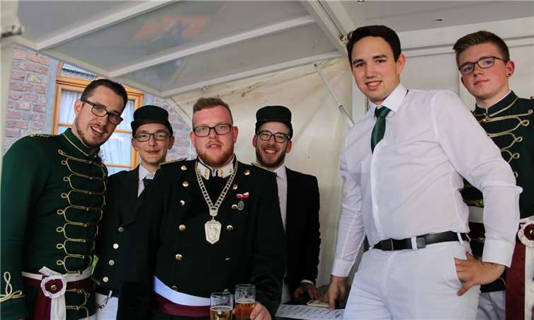 Im Hof der Familie Peter-Josef Schütz waren die Lantershofener Junggesellen-Schützen mit verschiedenen Aktionen präsent.