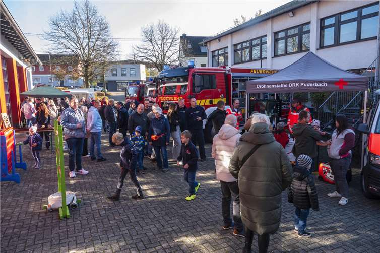 Im Hof des Feuerwehrhauses standen die Fahrzeuge zur Besichtigung bereit und es gab Spiele für die Kinder.  Fotos: Feuerwehr VG Puderbach/Wolfgang Tischler