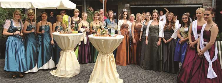 Im Hof des Weingutes Löhr wurden die Weinmajestäten und die Winzerkinder von zahlreichen Gästen aus nah und fern erwartet.  EP