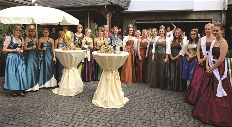 Im Hof des Weingutes Löhr wurden die Weinmajestäten und die Winzerkinder von zahlreichen Gästen aus nah und fern erwartet.  EP