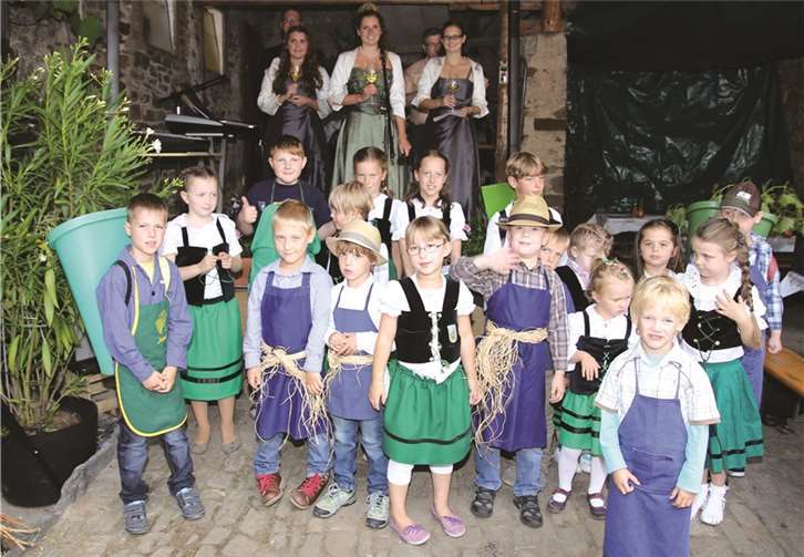 Im Hof ihres Elternhauses warteten die Alkener Weinkönigin Franziska II., ihre Prinzessinnen und Weinmajestäten von der Untermosel auf ihre Abholung.