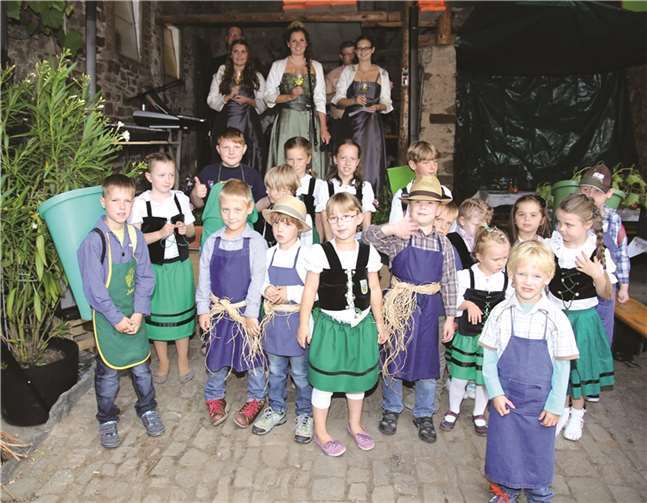 Im Hof ihres Elternhauses warteten die Alkener Weinkönigin Franziska II., ihre Prinzessinnen und Weinmajestäten von der Untermosel auf ihre Abholung.