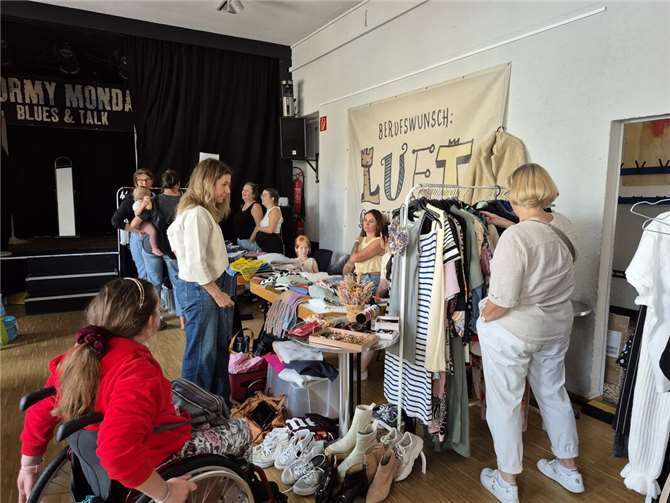 Im Hof und im Erdgeschoss des JUKZ herrschte reges Treiben rund um Kleidung, Schmuck und Accessoires.  Foto: Nasti Houshmand / Stadtverwaltung Lahnstein
