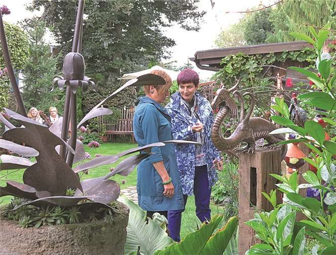 Im Hof von Familie Heinrichs begeisterte Hans-Wilhelm Oven mit „Kunst in Kupfer“, wie dieser Drache, und Gastgeberin Rita Heinrichs mit ‚Kunst aus Ton‘. Gemeinde Wachtberg/mm