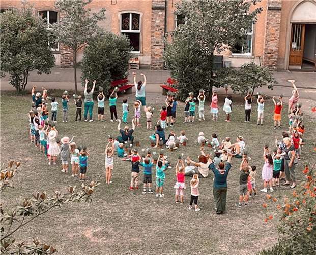 Im Hofgarten des Kloster Calvarienberg wurde an diesem Tag gesungen, gelacht und viel erzählt. Foto: privat