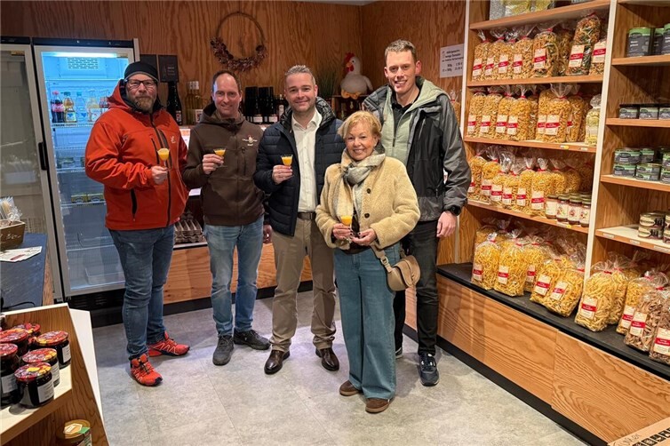 Im Hofladen des Geflügelhofes in Kürrenberg v.l.n.r.: Sascha Flinsch, Ralf Jünger, Torsten Welling MdL, Hannelore Knabe, Martin Reis