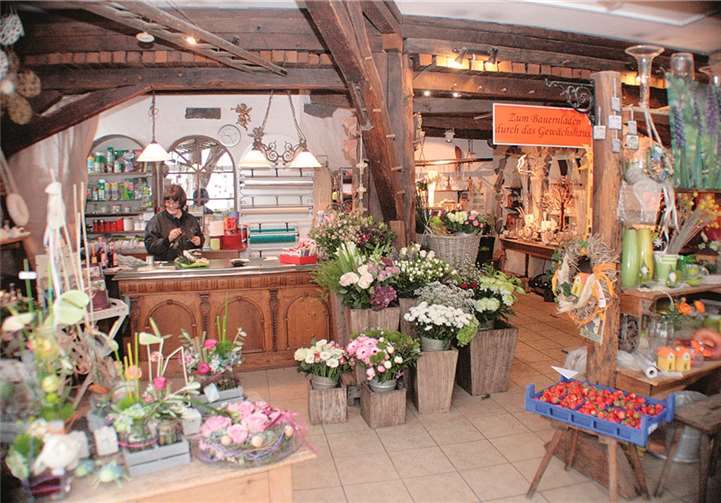 Im Hofladen werden Obst, Gemüse, Schweinefleisch, Käse und Geflügel aus eigener Aufzucht sowie viele andere landwirtschaftliche Erzeugnisse angeboten.privat