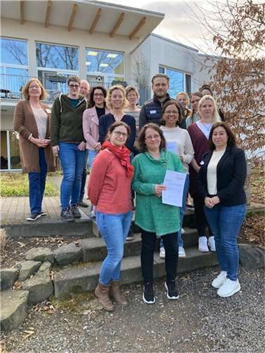 Im Hospiz im Ahrtal nahmen die Absolventen die Zertifikate aus den Händen der Kursleiterin Verena Krings-Ax entgegen. Foto: Dr. Elisabeth Sous-Braun