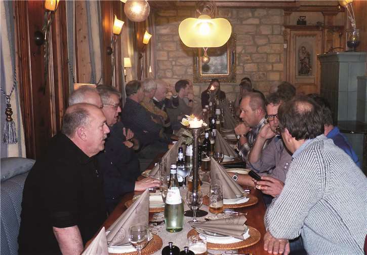 Im Hotel-Restaurant „Silberdistel“ ließ die Wandergruppe den Tag beim traditionellen Reh-Essen ausklingen.